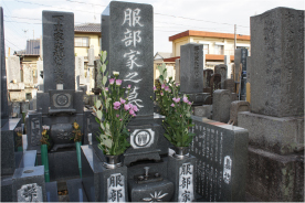墓前にて.jpg